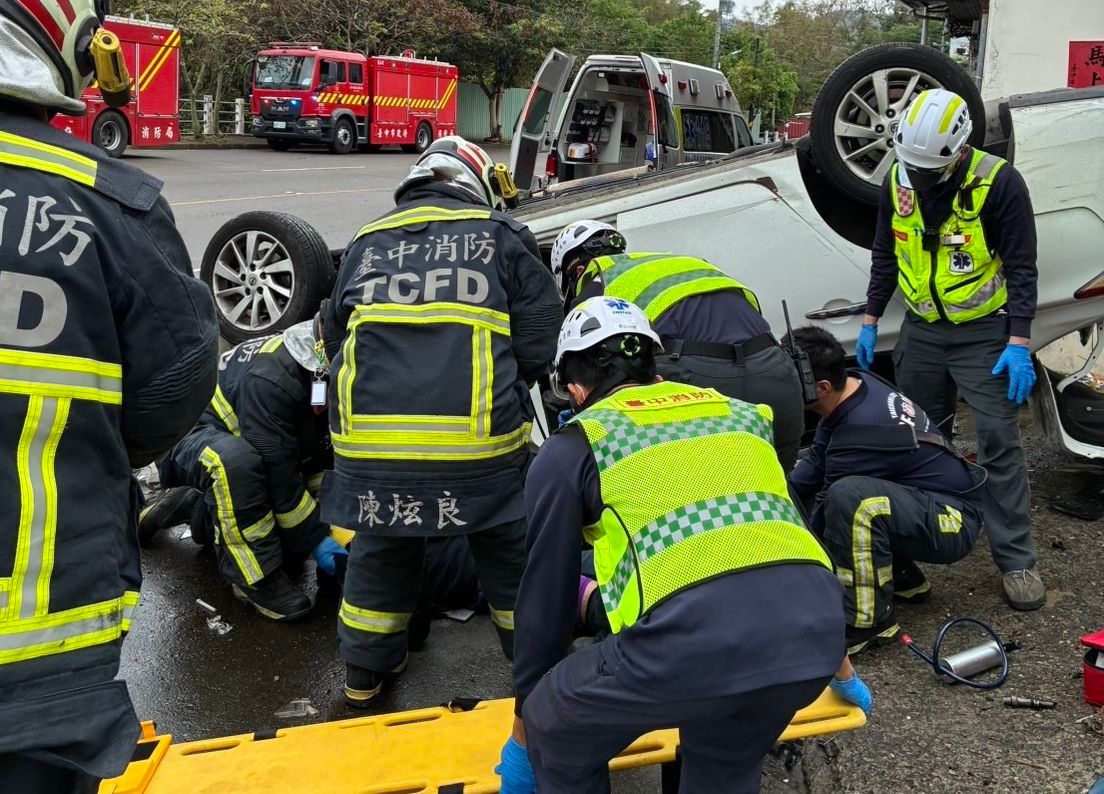 台中大坑轎車衝撞民宅翻覆 2人骨折送醫