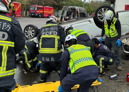 台中大坑轎車衝撞民宅翻覆　2人骨折送醫