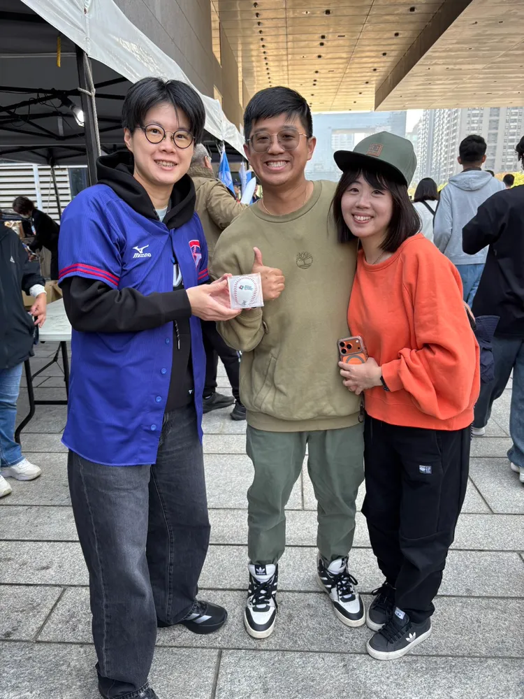 中華隊成功搶下二連勝，中市府加碼抽出經典賽紀念球。市府提供