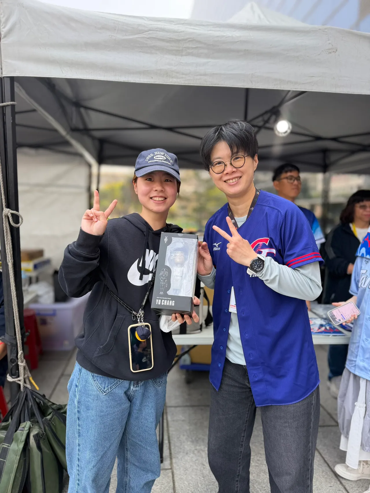 張育成擊出全壘打，市府加碼抽出一名幸運得主，獲得限量張育成公仔。市府提供