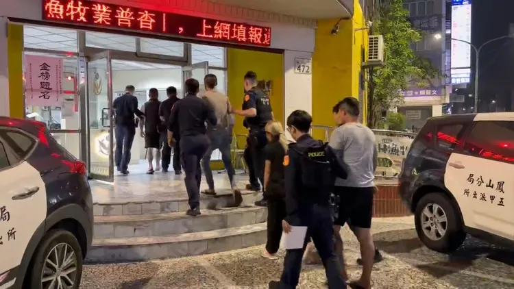 警方將相關涉案人員帶回派出所進行偵訊。翻攝畫面