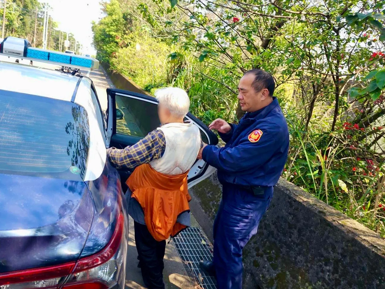 警員以巡邏車搭載老婦。龍潭警分局提供