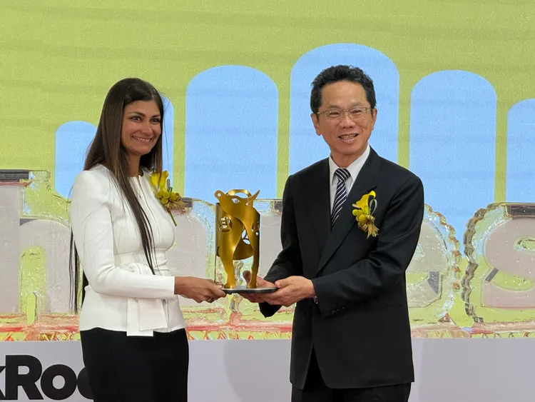 貝萊德亞太區全球產品方案部主管Aarti Angara（左）與櫃買中心董事長簡立忠（右）。呂承哲攝