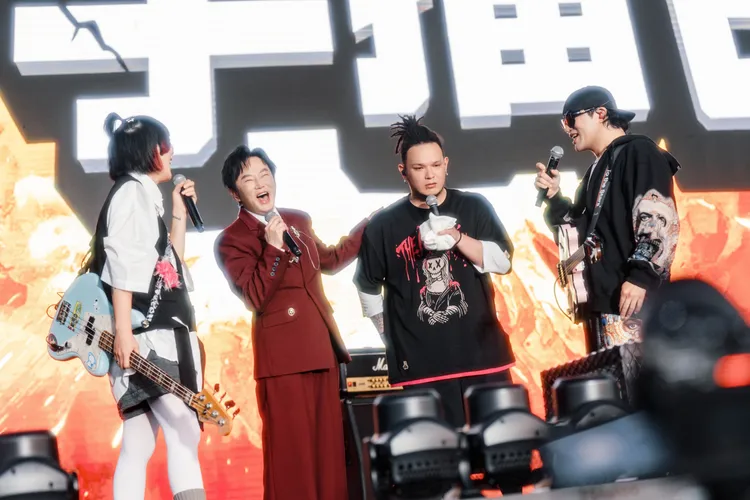 陽帆（左二）與怕胖團合唱經典歌曲《揚帆》。出日音樂提供