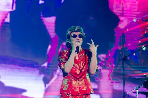 陽婆婆突現大港開唱「見一次少一次」　連《分手擂台》的紙傘也來亂