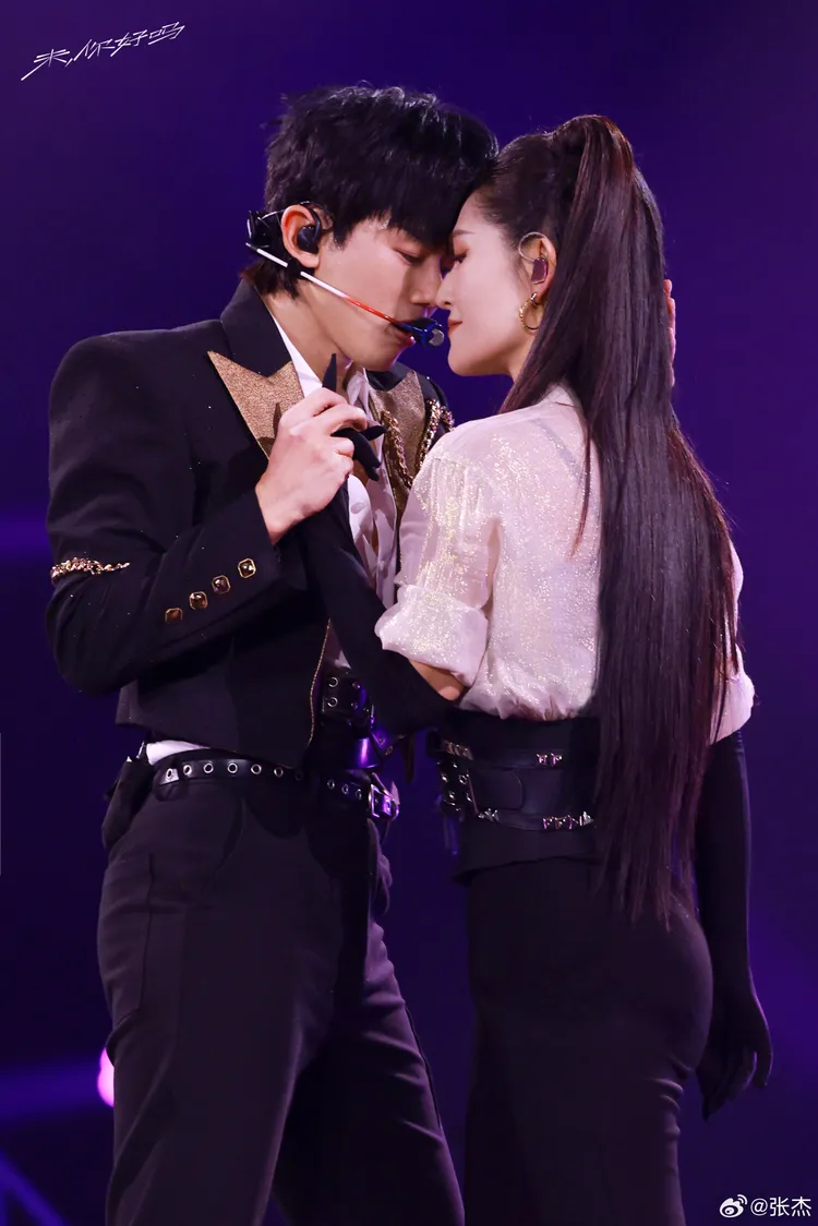 張杰（左）與謝娜很恩愛。翻攝張杰微博