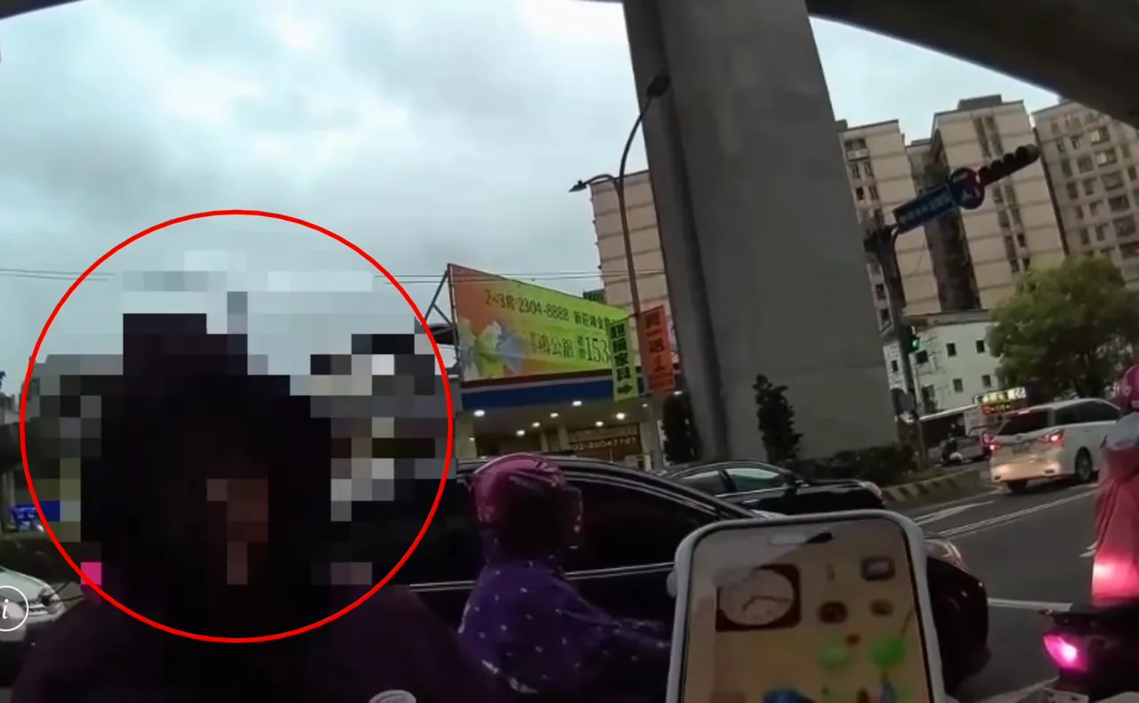 吳男不聽勸阻持續以頭撞車，警方只好施以保護管束，照樣開出罰單。翻攝畫面