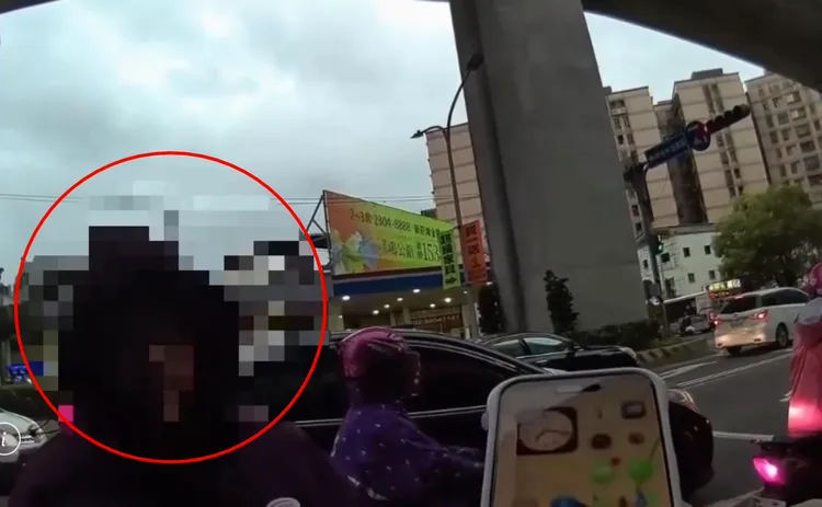 吳男不聽勸阻持續以頭撞車，警方只好施以保護管束，照樣開出罰單。翻攝畫面