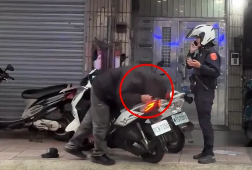 未戴安全帽遭開單！大叔憤用頭撞坐墊喊「死給你看」　女警傻眼急管束　