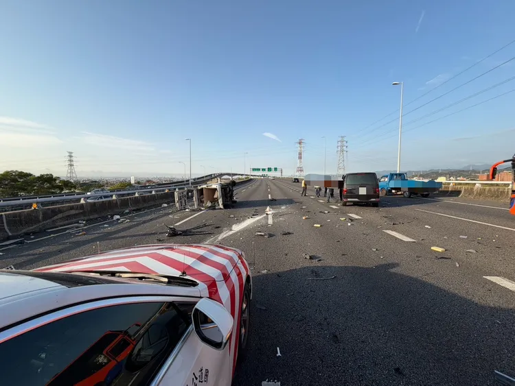 小貨車先追撞前車再被後車撞翻。民眾提供
