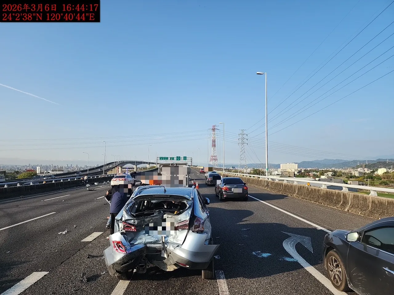 自小客車車尾被撞凹。民眾提供