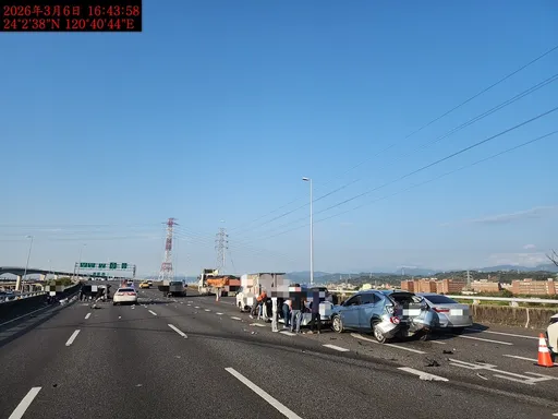 國3台中段6車連環撞　小貨車追撞前車再被撞翻釀6傷