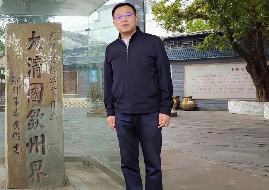 被發配邊疆的趙立堅於廣西壯族自治區跟「大清國欽州界」石碑合影，略顯滄桑。翻攝微博/廣西壯族自治區防城港市