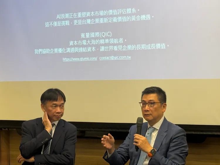 前國泰投信董事長、東海大學財金系客座教授張錫（左）與寬量國際(QIC)創辦人暨執行長李鴻基（右）。呂承哲攝