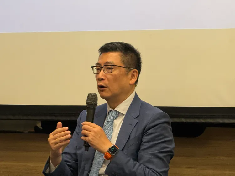 寬量國際(QIC)創辦人暨執行長李鴻基（右）。呂承哲攝