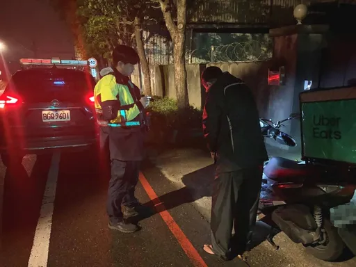 外送員忙送餐未察覺機車油料耗盡　大園警及時伸援助返家