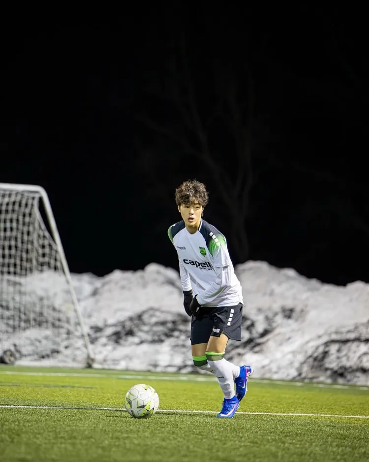 182公分的權祿熙運動神經發達，加入美國足球俱樂部。翻攝權祿熙IG