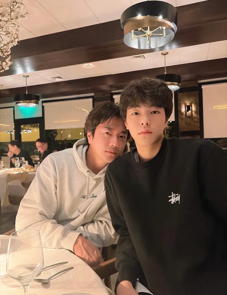 權祿熙上傳與爸爸權相佑的合照，濃眉挺鼻遺傳自父親。翻攝權祿熙IG