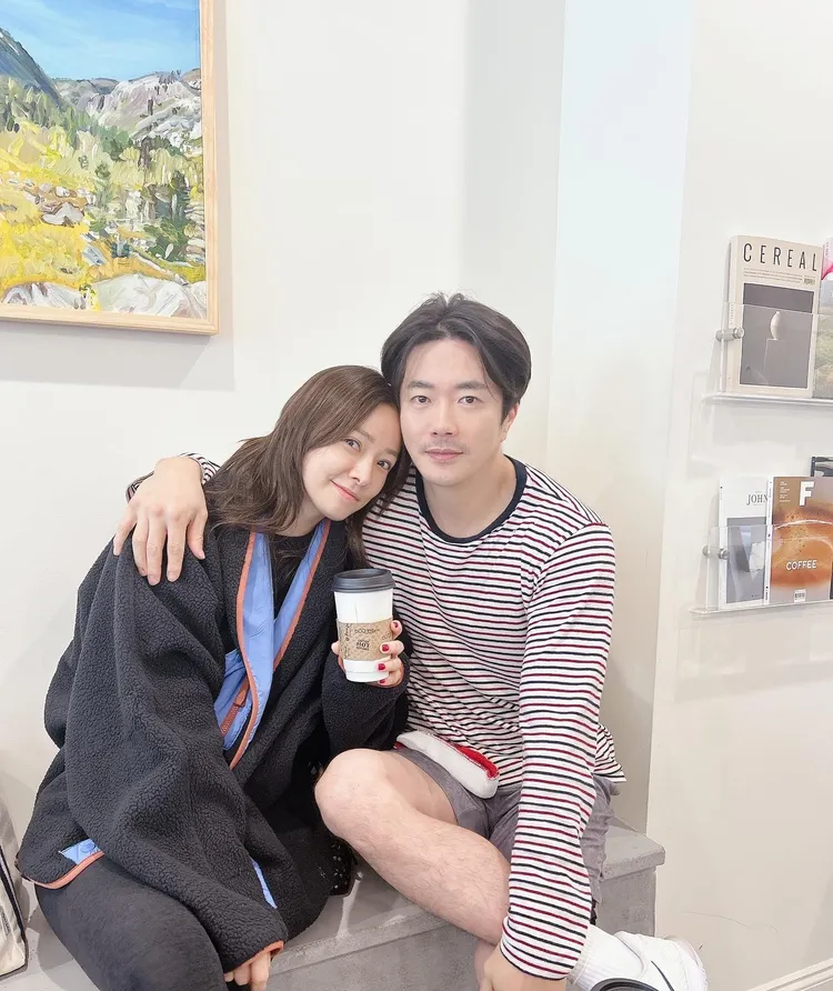 孫泰英（左）為了子女教育，移居紐約，權相佑沒有工作會飛去看妻兒。翻攝孫泰英IG