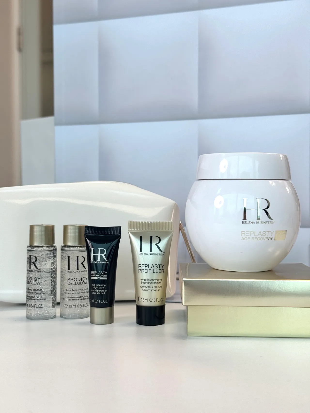 童顏膠原乳霜升級體驗組，購買50ml極彈白繃帶修護乳，就贈送10ml極致高光全能水凝露*2、5ml 5H.A.玻尿酸緊緻抗皺精華、3ml黑繃帶修護眼霜、品牌旅行包，1晚3300元。張家玲攝