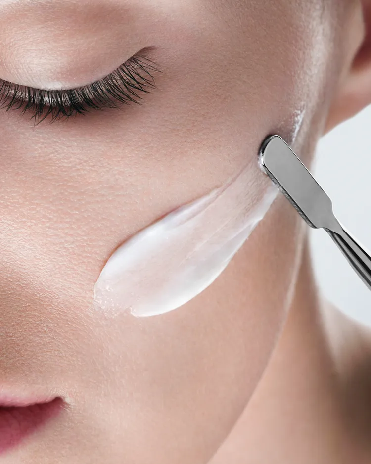 極彈白繃帶修護乳霜延展性高、觸感柔滑。品牌提供