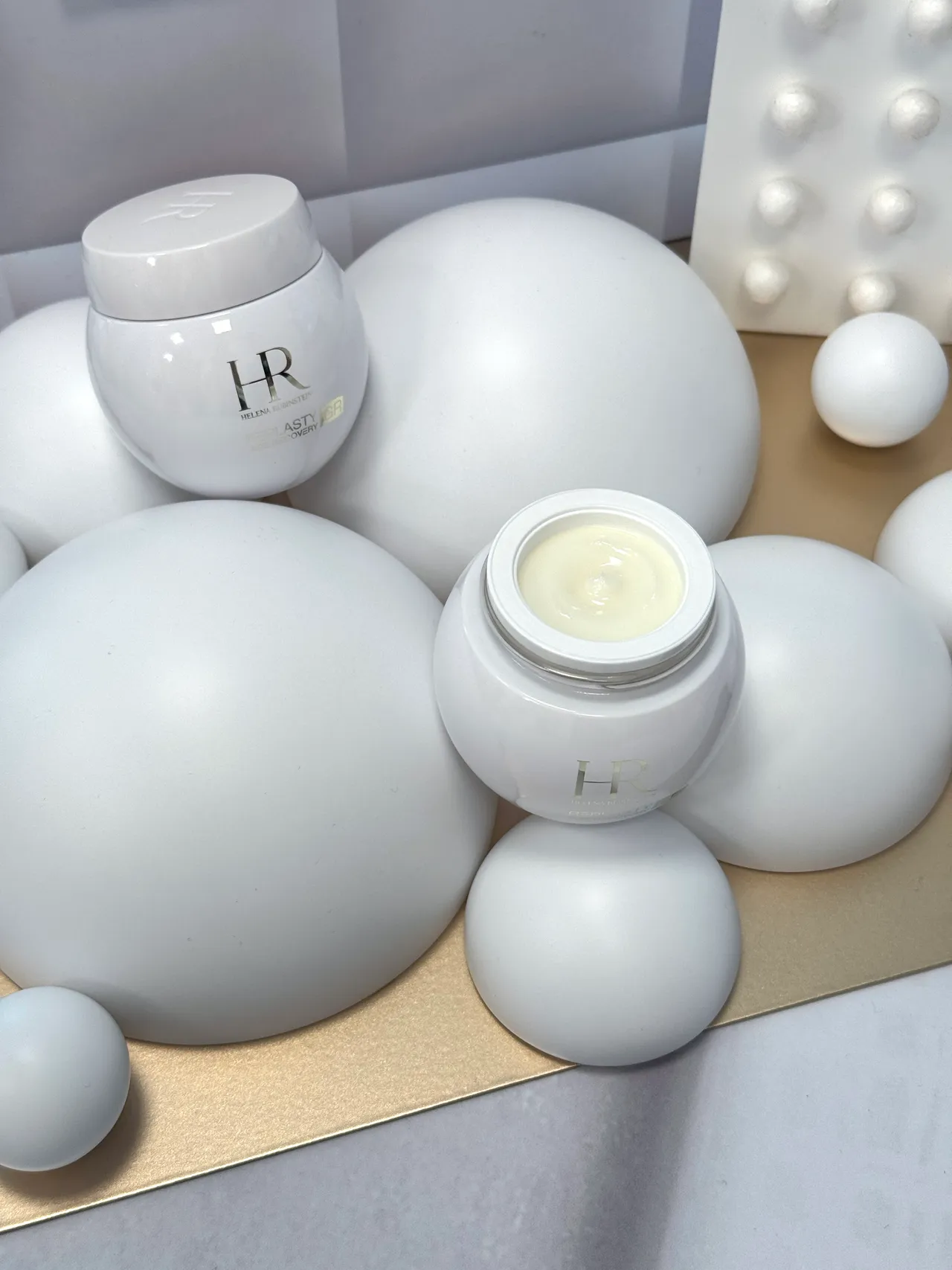 HR赫蓮娜極彈白繃帶修護乳霜，15ml／5400元、50ml／1萬3300元、100ml／2萬4300元。張家玲攝