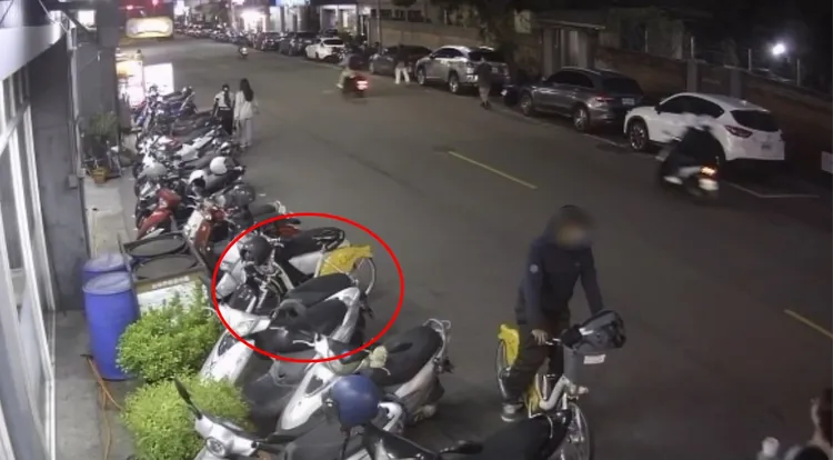 詹姓男子將Ubike掉包後離開現場。民眾提供