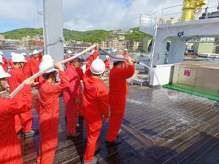 李文耀曾擔任多年船員。李文耀提供