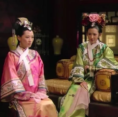 《後宮甄嬛傳》「安陵容」陶昕然（左）、「祺嬪」唐藝昕齊聚《乘風2026》。翻攝抖音