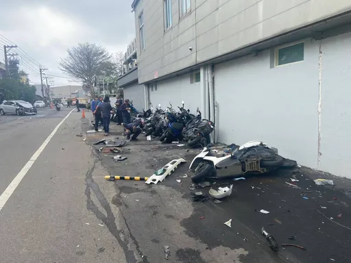 左轉小客車和直行小貨車碰撞　路旁停放17輛汽機車慘遭波及