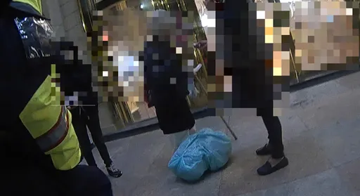 台中老婦深夜攜家當流浪到海線　暖警自掏腰包叫車送救助站