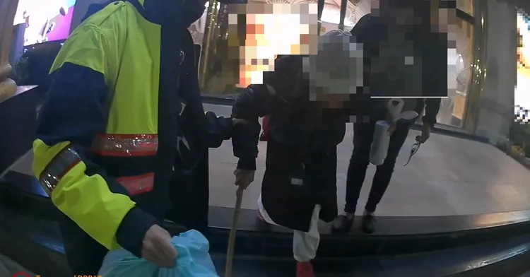 員警出資叫計程車送老婦人回到市區的社會服務救助站。民眾提供