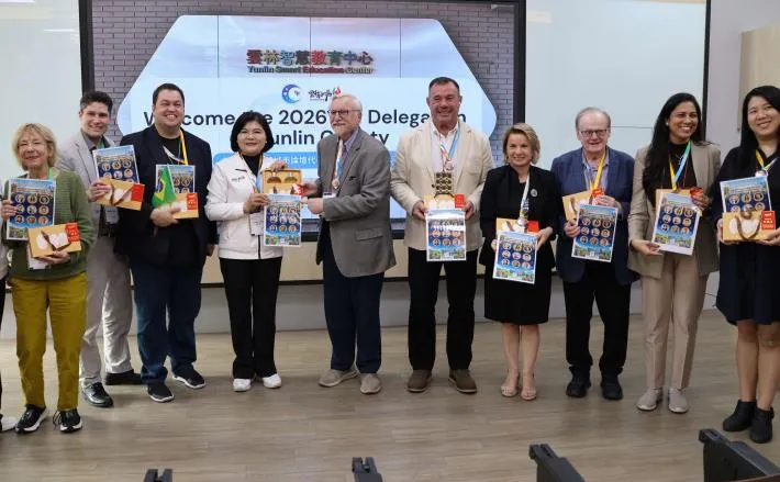 縣府贈送參訪團在地特產，展現地方特色與文化。縣府提供