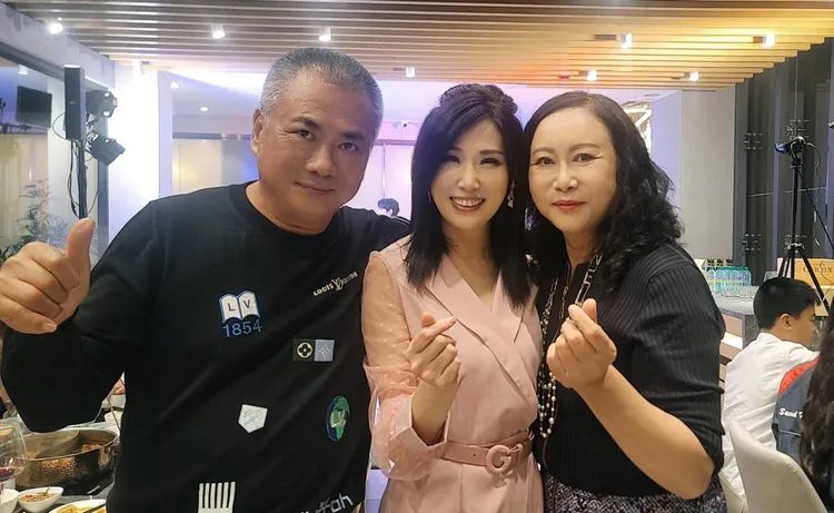 余秀娟（中）歌唱實力獲集團總裁夫婦青睞。百福銓盛娛樂提供
