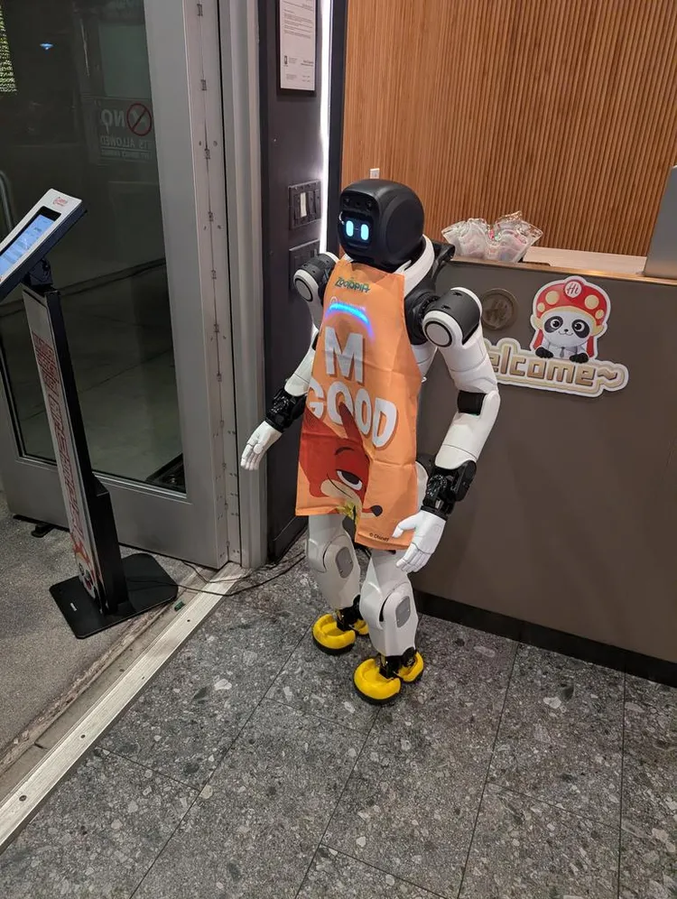 海底撈餐廳門口的機器人。翻攝X