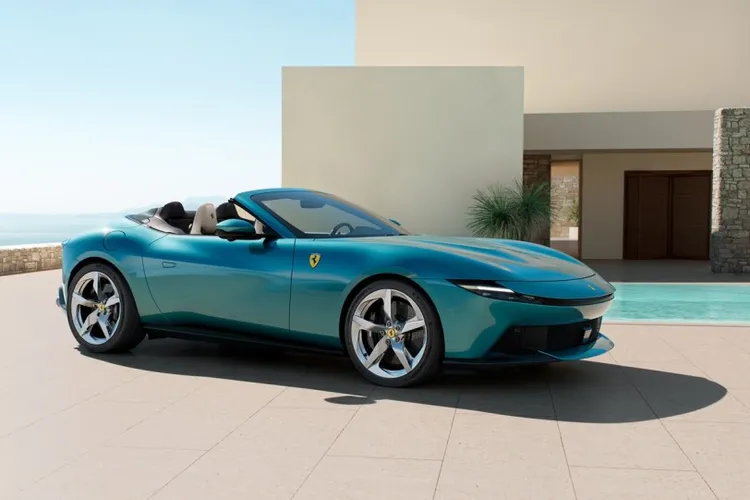 動力搭載3.9升V8雙渦輪引擎，具備631hp、760Nm輸出，搭配8速雙離合器變速箱與後輪驅動設定，0～100km/h加速約3.3秒，性能表現維持品牌水準。原廠照片