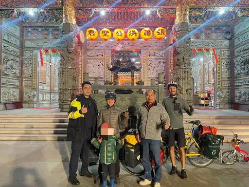 「台灣人情濃厚」是真的　法籍家庭單車環島無處投宿！警民伸援手