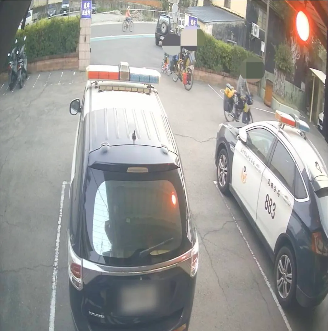 法國籍1家3口來台單車環島，進入龍津派出所求助。民眾提供