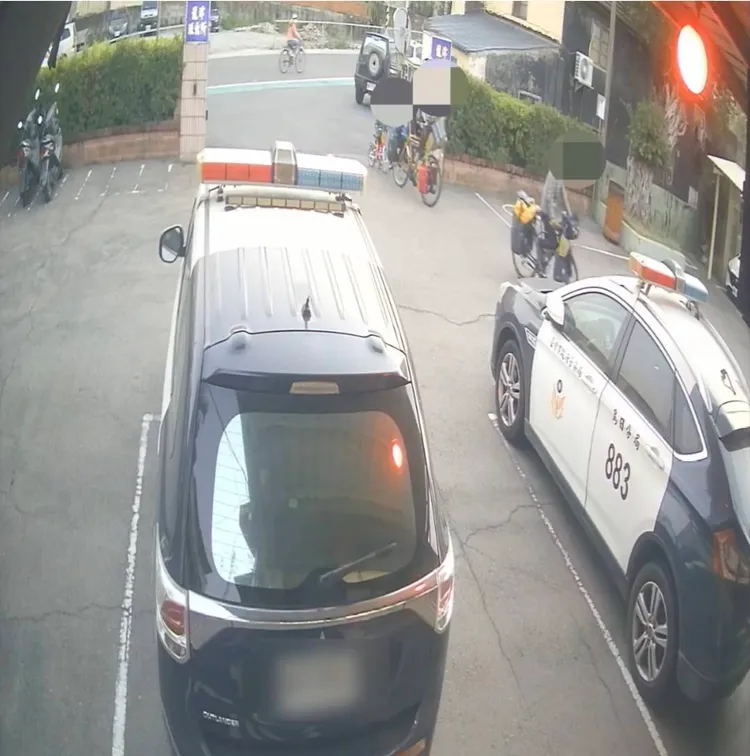 法國籍1家3口來台單車環島，進入龍津派出所求助。民眾提供