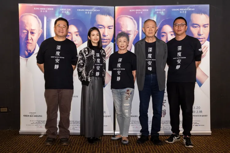 電影《深度安靜》監製瞿友寧（左起）、林依晨、陳季霞、金士傑、導演沈可尚，出席媒體試片。風起娛樂提供