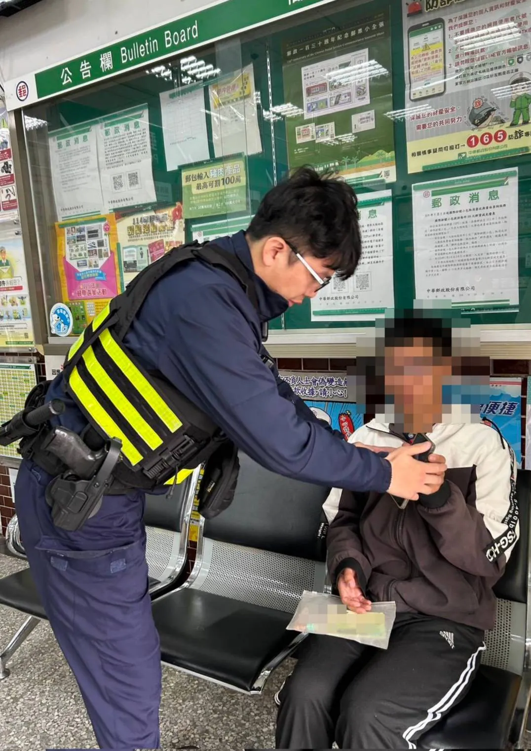 大雅警分局員警向許男 說明詐騙手法。民眾提供