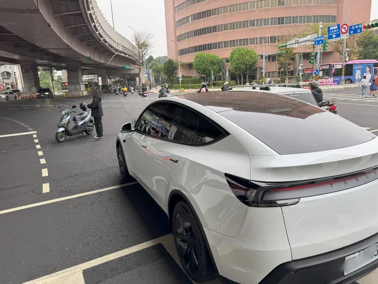 發生車禍的特斯拉。翻攝畫面