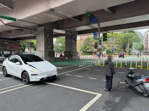 公館圓環舊址車禍　女騎士左轉遭特斯拉撞上1人傷