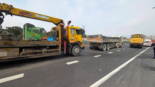 台64線連環追撞！　砂石車撞BMW再遭拖吊車夾擊釀1傷送醫