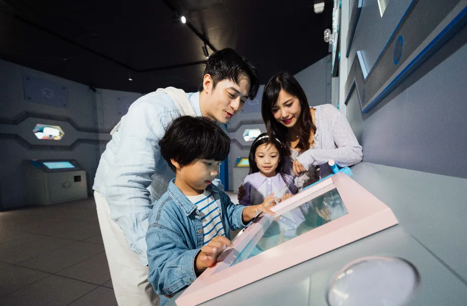 來到海洋公園 x Sanrio characters「蔚藍海洋之旅」，訪客可一起挑戰 Sanrio characters 深海夢幻探險。業者提供