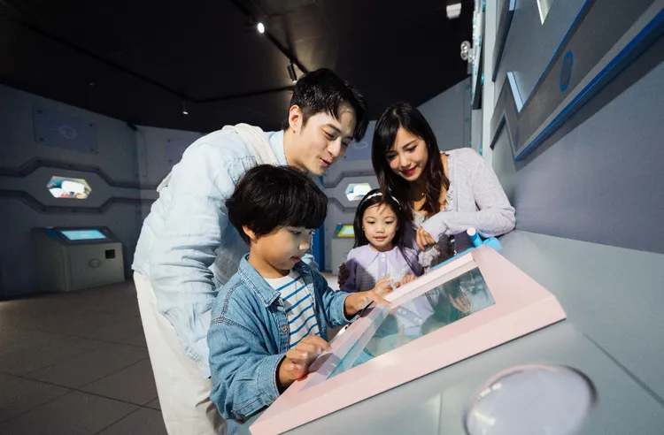 來到海洋公園 x Sanrio characters「蔚藍海洋之旅」，訪客可一起挑戰 Sanrio characters 深海夢幻探險。業者提供