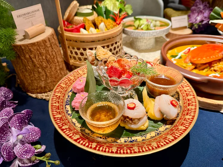 「泰式皇家宮廷開胃拼盤」一次可吃到炙燒干貝、辣豬肉福袋與泰式蝦餃等。莊偉祺攝
