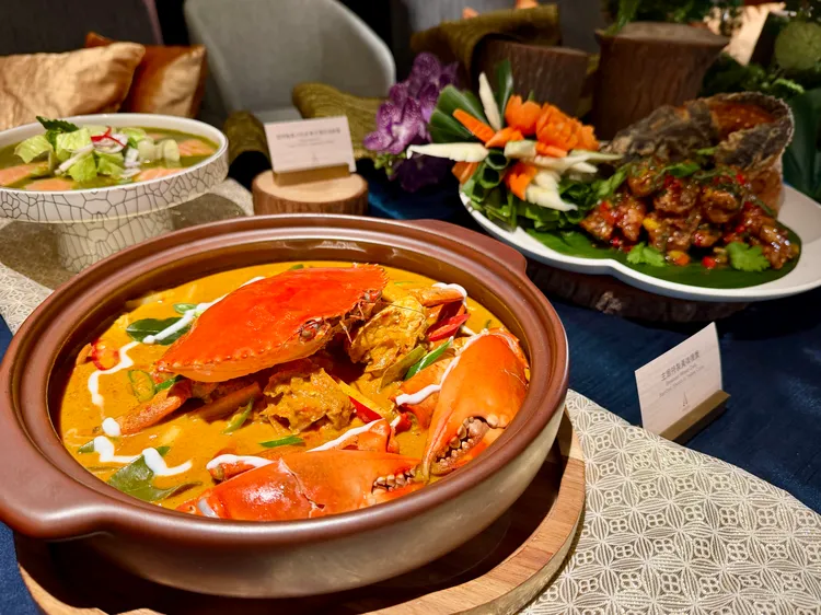 「主廚特製黃咖哩蟹」。莊偉祺攝