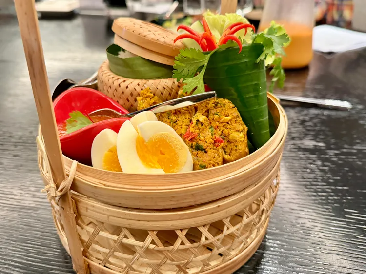 以籃子上桌的「清邁炭烤豬肉腸」，籃子形式取自於泰國供養僧侶的傳統習俗。莊偉祺攝