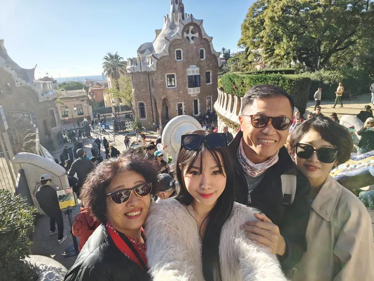 吳中純（右一起）、丈夫梅聖旻、女兒梅嬿翎、吳媽媽等一家四口去年11月赴西班牙旅遊。梅聖旻提供